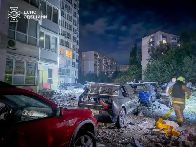 Russian strikes kill 2 Ukrainian civilians as Moscow and Kyiv threaten to raise the stakes